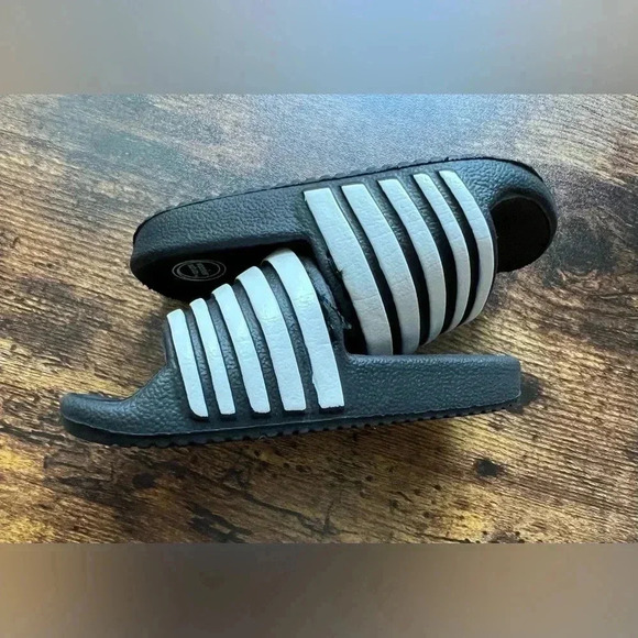 Wonder Nation | little boy slides. Size: 3 - Picture 9 of 10